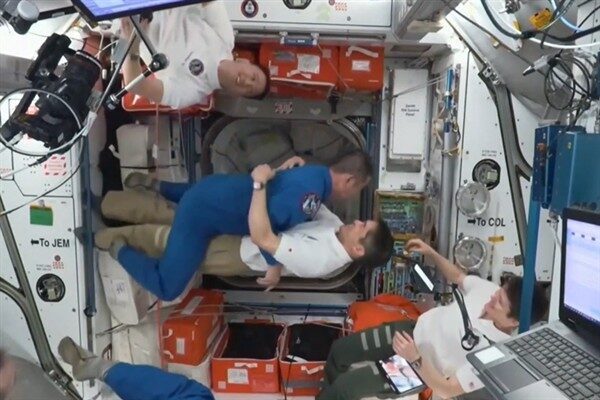 Dört astronotun Uluslararası Uzay İstasyonu'na varışı ve diğer yedi astronotla