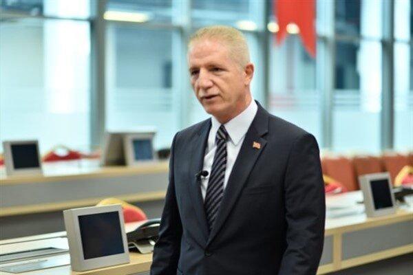 İstanbul Valisi Davut Gül, Fatih ilçesinde esnaf ve vatandaşları ziyaret