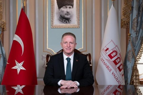 İstanbul Valisi Davut Gül, Şehit Polis Aileleri Dayanışma Derneği'ni ziyaret etti. 