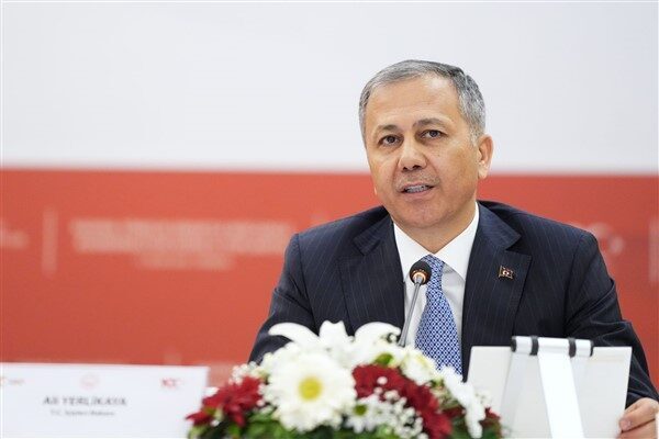 İçişleri Bakanı Yerlikaya, yangınlarla mücadelede polisten AFAD ekiplerine, jandarmadan itfaiyecilere,