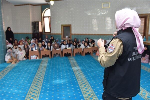 Uzman ekipler tarafından verilen eğitimlerde; ‘afet anında doğru davranış şekli’,