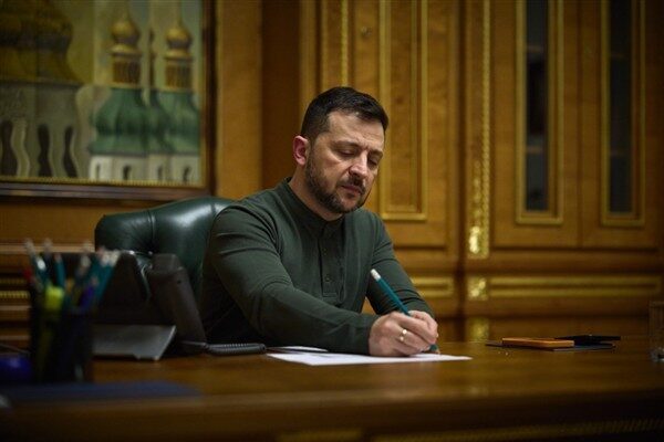 Ukrayna Cumhurbaşkanı Zelenski, AB Komisyonu Başkanı Leyen ile görüştüğünü açıkladı.