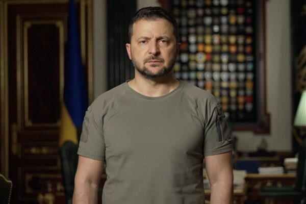 Ukrayna Devlet Başkanı Zelenski, Zaporijya'da, beş katlı bir konut binasına