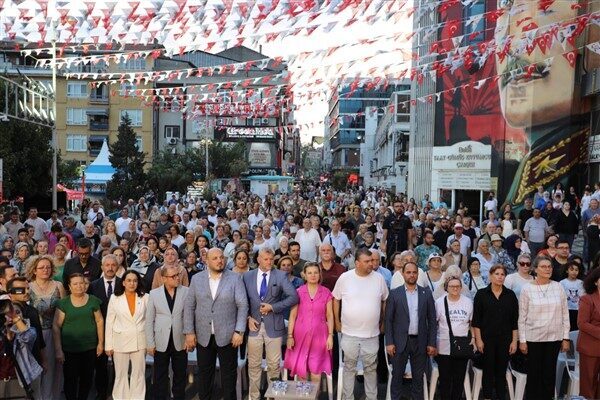 Kortej yürüyüşü ile başlayan program festival ateşinin yakılması ve pişmaniye