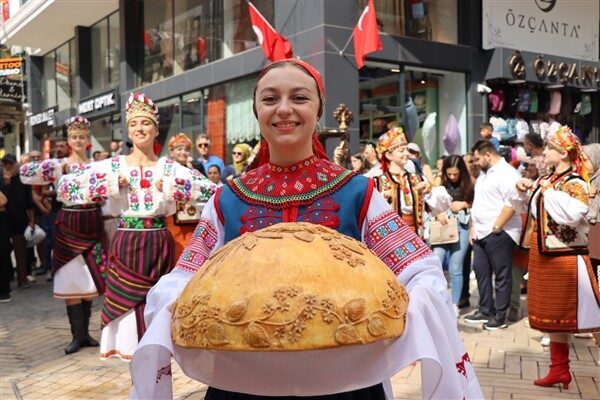 Fethiye caddesinde Halk Dansı ve bando gösterileri kapsamında Ukrayna Folk