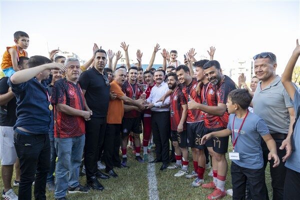 Kazanan takım Ayvagediği’ne kupayı, Mersin Büyükşehir Belediyesi Başkan Vekili Av.