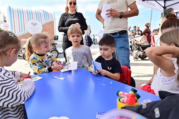 Zeytindalı Meydanı’nda Gemlik Belediyesi Uğur Böcekleri Kreşi tarafından düzenlenen yüz