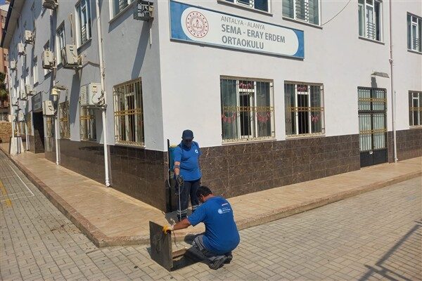 Park ve Bahçeler Daire Başkanlığı’na bağlı ekipler okul bahçeleri ve