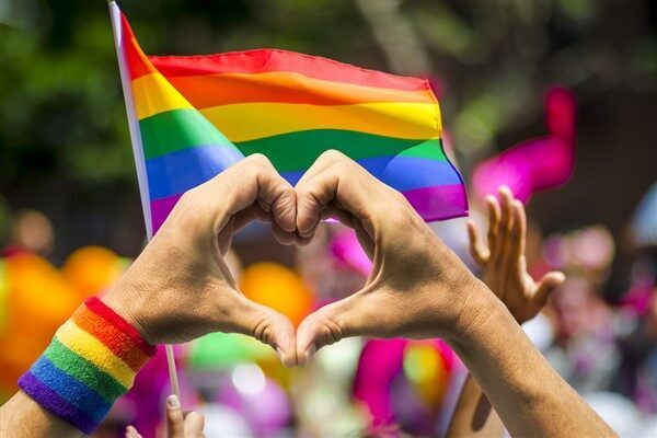 Ancak, bazı ülkelerde LGBTQ+ temsilinde de kazanımlar elde edildi. Outright