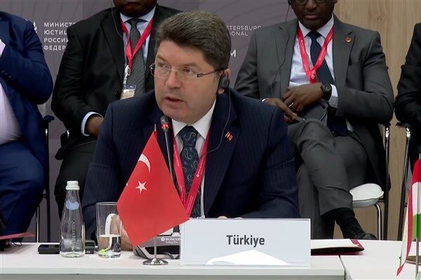 Bakan Tunç AK Parti Konya Milletvekili Orhan Erdem'i Bakanlığında misafir