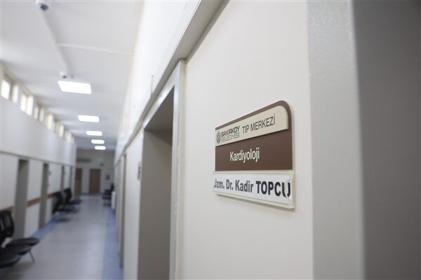 Merkezde göreve başlayan uzman kardiyoloji doktoru eşliğinde günlük muayeneler, takipler