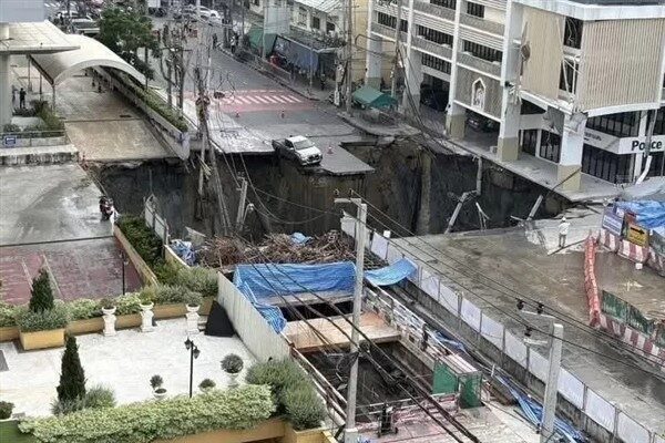 Çarşamba sabahı Vajira Hastanesi önündeki Samsen Yolu'nun bir bölümü çökerek