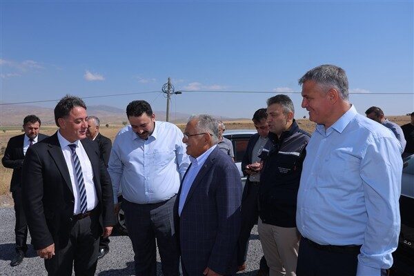Develi’deki mahalleleri ziyaret ederek pek çok noktada sürdürülen çalışmaları da