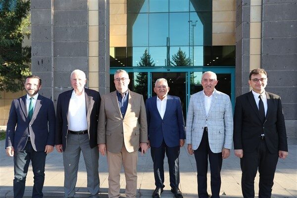 Kayseri Büyükşehir Belediye Başkanı Memduh Büyükkılıç, Ulaşım A.Ş.’yi ziyaret ederek