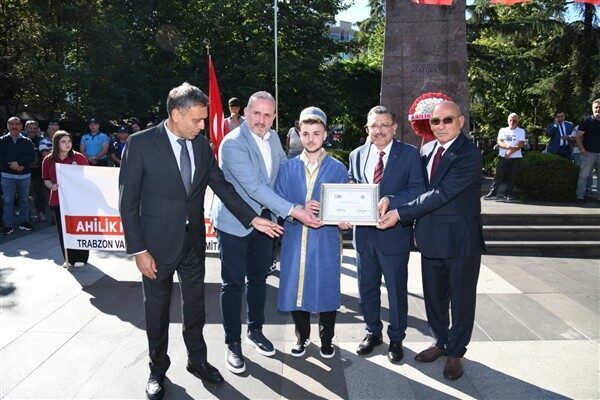 Etkinlik, Atatürk Anıtı’na çelenk sunma, saygı duruşu ve İstiklal Marşı