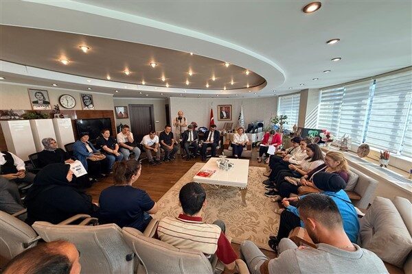 İzmit Belediye Başkanı Fatma Kaplan Hürriyet, vatandaşlarla doğrudan iletişim kurduğu