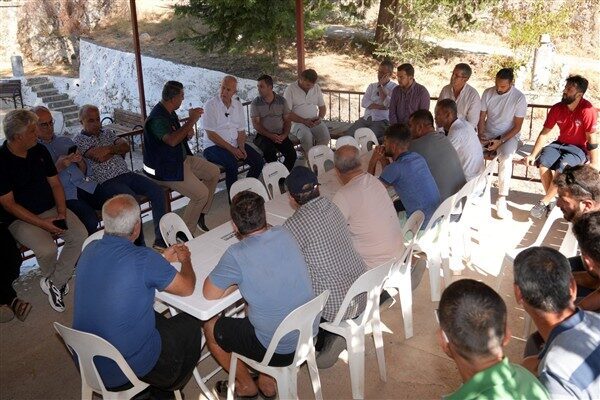 Orman yangınlarından etkilenen mahallelerde incelemelerde bulunan Alanya Belediye Başkanı Osman