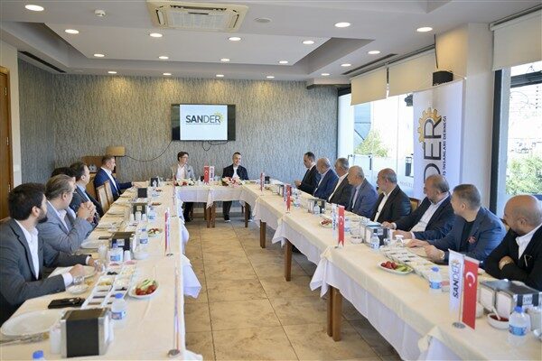 Esenyurt Belediye Başkan Vekili Can Aksoy, sanayicilerle düzenlenen kahvaltı programında