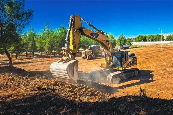 Çalışmalar kapsamında alanda kazı ve tesviye yapılarak zemin düzleştirildi, yüzeyde