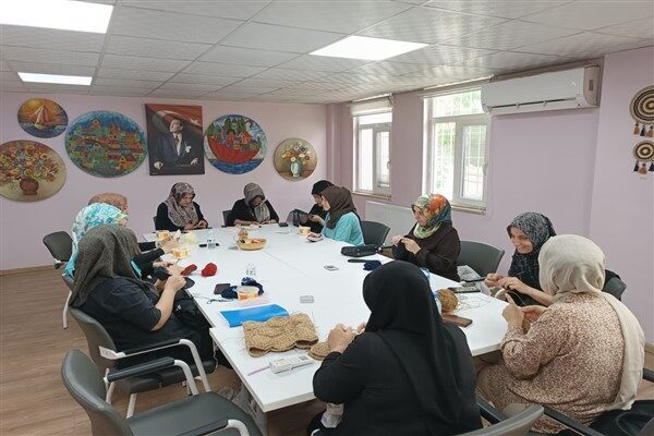 Merkezde El Sanatları Kursu, düzenleniyor. Kurs kapsamında; örgü teknikleri, takı