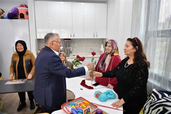 Kayseri Büyükşehir Belediye Başkanı Büyükkılıç, 1 Ekim Dünya Yaşlılar Günü'nde