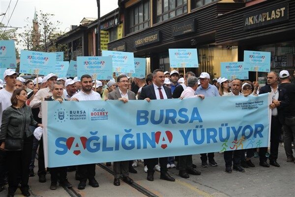 Bursa Büyükşehir Belediyesi’nin öncülüğünde gerçekleştirilen yürüyüşe Bursa Büyükşehir Belediyesi Başkan