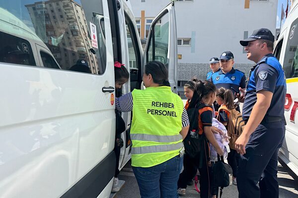 Kayseri Büyükşehir Belediyesi Zabıta Daire Başkanlığı ekipleri, öğrencilerin güvenli ulaşımı