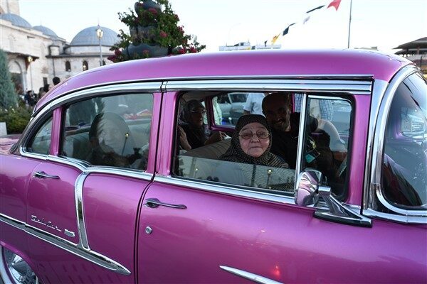 Huzurevi sakinleri, açık havada düzenlenen Türk sineması gösterimiyle “Neşeli Günler”