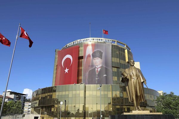 Aydın Büyükşehir Belediyesi tarafından, Kuşadası hizmet binasının tahliye edileceği yönündeki