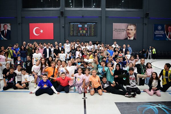 Türkiye Basketbol Ligi 2025-2026 sezonunun açılış maçında Çayırova Belediyesi Basketbol
