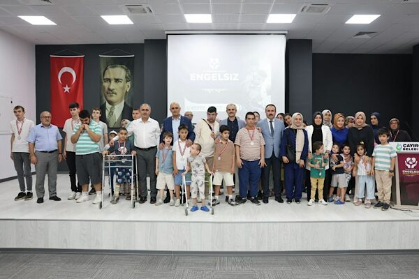 Çayırova Belediyesi Fatma Çelik Engelliler Merkezi’nde yaz boyunca eğitim alan