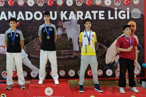 Çayırova Belediyesi Eğitim Spor Kulübü karate branşı sporcuları, İstanbul’da düzenlenen