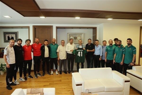 Çayırova Belediye Başkanı Bünyamin Çiftçi, Çayırovaspor heyetini makamında ağırladı. Çayırovaspor