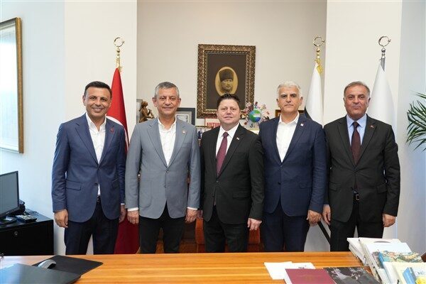 CHP Genel Başkanı Özgür Özel, İstanbul İl Başkanı Özgür Çelik,