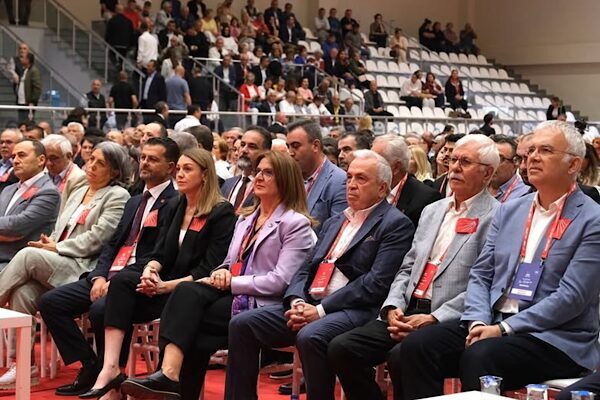Cumhuriyet Halk Partisi Nilüfer İlçe Başkanlığı'nda bugün kongre heyecanı yaşanıyor.