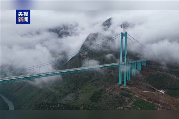 Çin'in Guizhou eyaletinde inşa edilen Huajiang Kanyon Köprüsü‌ bugün hizmete