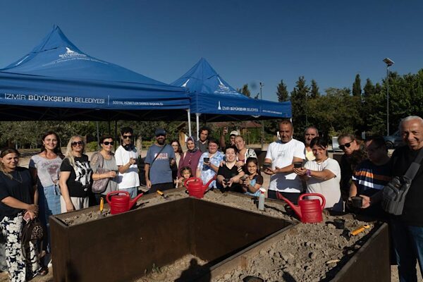 İzmir Büyükşehir Belediyesi tarafından , parkların daha etkin kullanılması ve