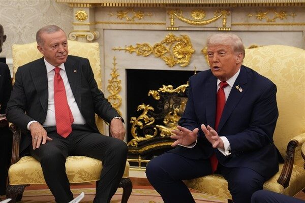 Erdoğan, konakladığı Blair House'dan ayrılarak Beyaz Saray'a geldi. Bahçede tören