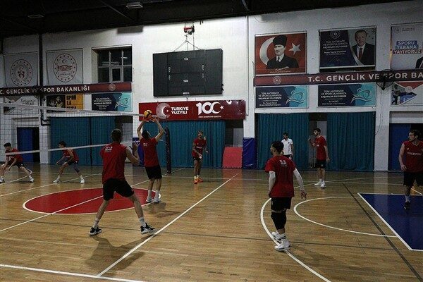 18 Temmuz Spor Salonu’nda antrenmanlarını sürdüren oyuncular taktik, hücum ve