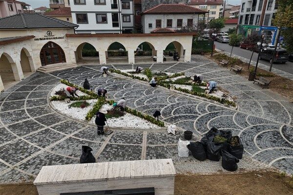 Düzce Belediyesi,  saha çalışmalarına devam ediyor. Ekipler, düzenleme ve temizlik