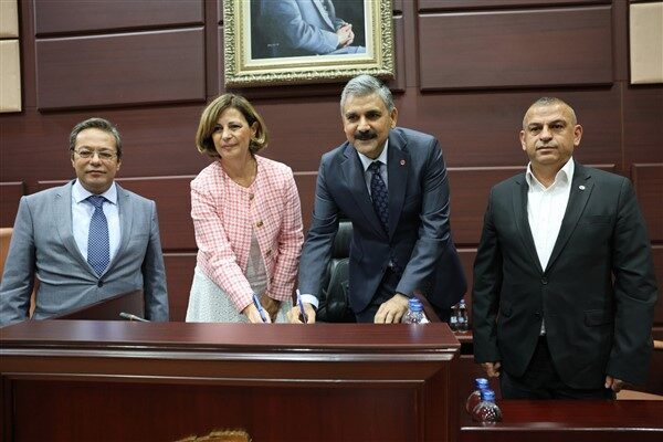 Eskişehir Büyükşehir Belediyesi meclis salonunda gerçekleştirilen imza törenine Eskişehir Büyükşehir