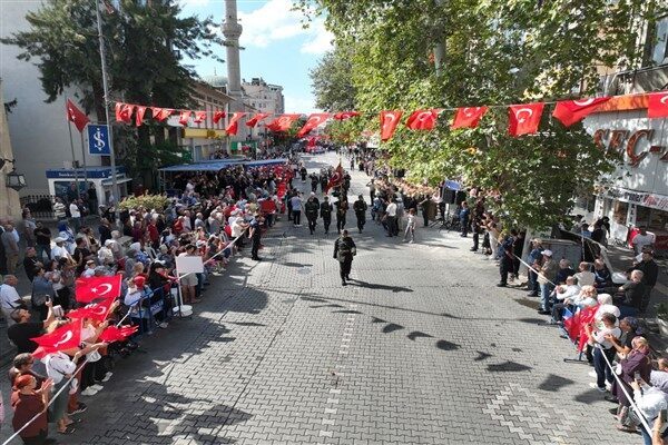 9 Eylül Edremit’in kurtuluşu nedeniyle ilk olarak Cumhuriyet Meydanı’nda tören