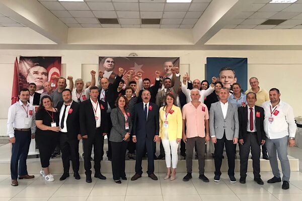 İznik Marmarabirlik Düğün Salonu’nda gerçekleştirilen CHP Genel Kurulu’nda Sadullah Eşiyok,