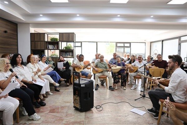 Atölye kapsamında bağlama eğitimi alan vatandaşlar, öğrendikleri parçaları büyük bir