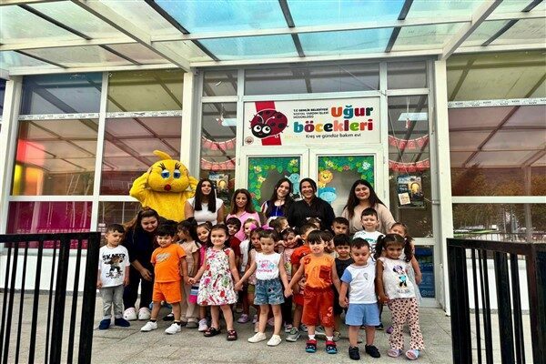 Öğrenciler, ilk günlerinde çizgi film karakterleri, renkli kostümler ve gösterilerle