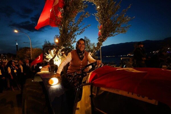 Engelsiz Kafe önünde toplanan Gemlikliler, Gemlik Belediyesi Körfez Halk Bandosu,