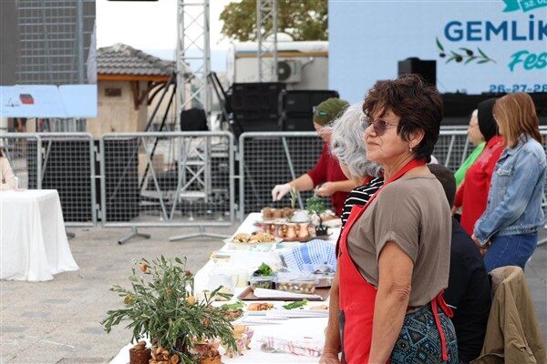Gemlik’in köylerinden yarışmacıların katıldığı “Zeytinli Lezzetler Yarışması” festivalin en renkli