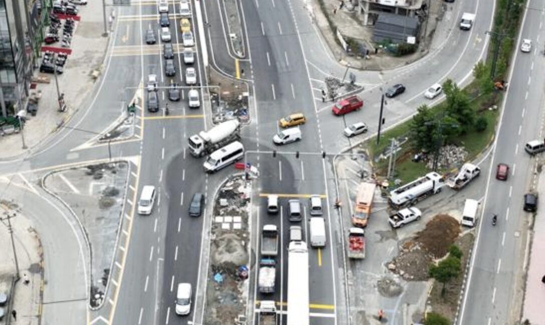 Trabzon’un Yomra ilçesinde Karadeniz Sahil Yolu Trabzon geçişi kapsamında yeniden