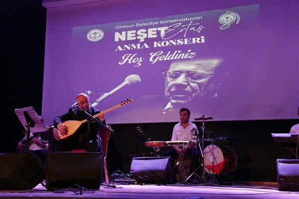 Belediye Kültür ve Fuar Merkezi’ndeki etkinlikte, sanatseverler solist Mehmet Gökçe’nin