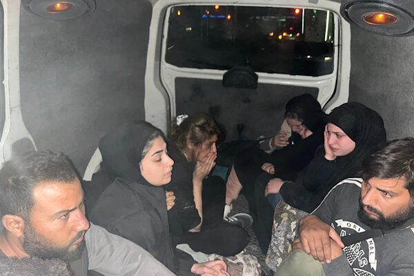 Hatay Emniyet Müdürlüğü ekipleri, Kumlu-Kırıkhan yolu üzerinde  bir aracı durdurmak